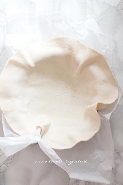 preparare la crosta di brisée - Ricetta Torta di Tagliatelle salata