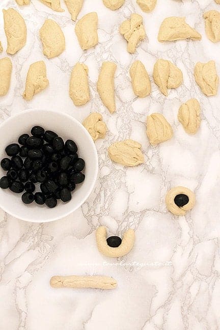 realizzare tante piccole focaccine con le o
