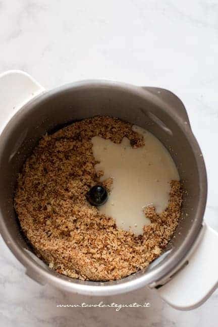 sbriciolare il pandoro, aggiungere il latte condensato - Ricetta Tartufi di pandoro