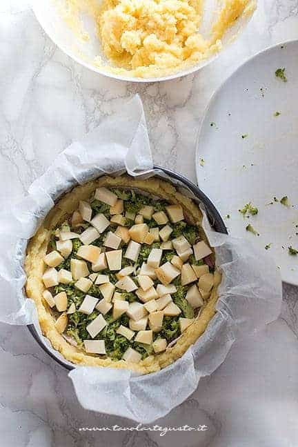 Aggiungere il ripieno - Ricetta Sbriciolata di patate
