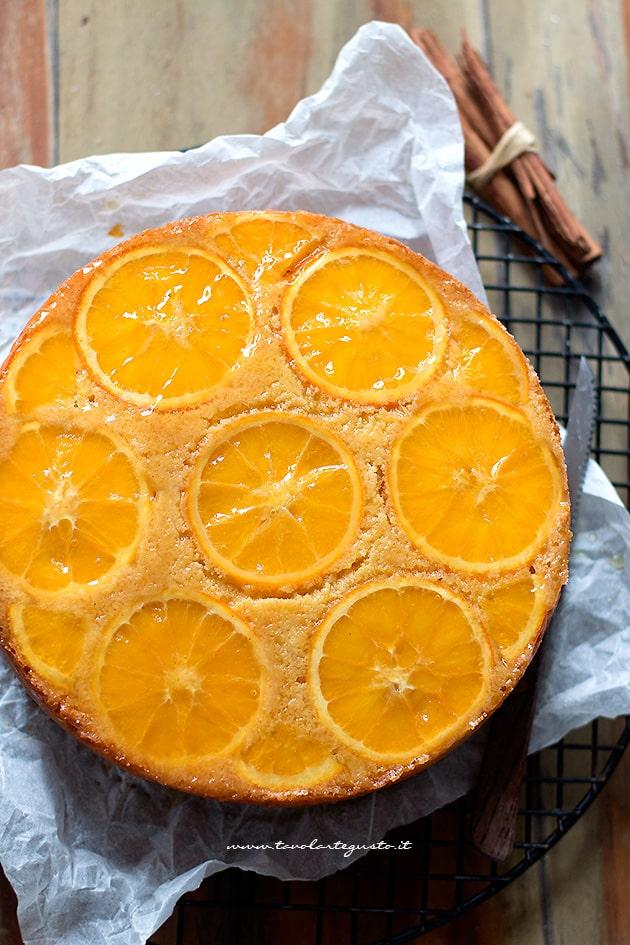 Rovesciare la torta all'arancia su una gratella - Ricetta Torta rovesciata all'arancia
