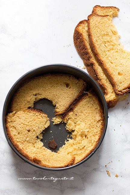 Sistemare le fette di pandoro in teglia - Ricetta Sbriciolata di pandoro