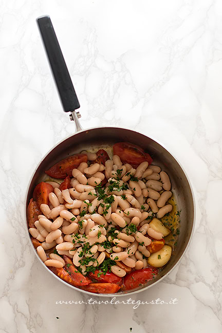 aggiungere fagioli e prezzemolo - ricetta pasta e fagioli