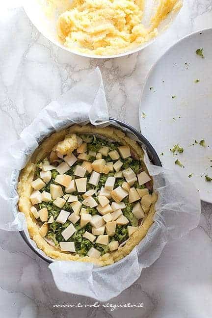 aggiungere mucchietti di patate sulla superficie - Ricetta Sbriciolata di patate