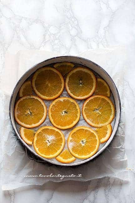 disporre le fettine di arancia sul fondo dello stampo - Ricetta Torta rovesciata all'arancia