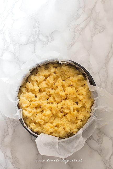 effetto sbriciolato sulla superficie della sbriciolata - Ricetta Sbriciolata di patate