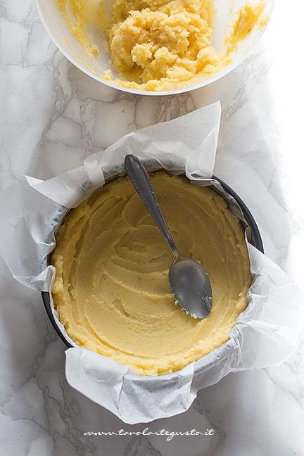 formare un guscio con l'impasto di patate - Ricetta Sbriciolata di patate