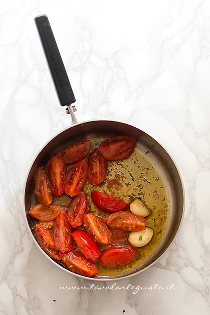 soffriggere aglio, olio e pomodoro - ricetta pasta e fagioli