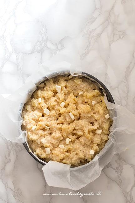 spolverare di pan grattato e fiocchetti di burro - Ricetta Sbriciolata di patate
