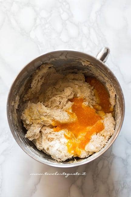 Aggiungere l'uovo - Ricetta Graffe napoletane