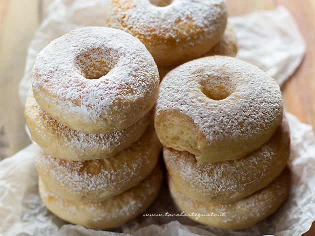 Ciambelle al forno soffici e profumate - Ricetta Ciambelle al forno - Ricetta di Tavolartegusto