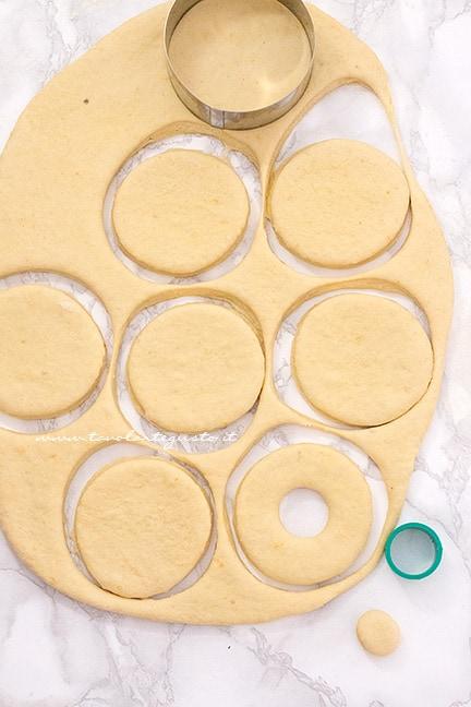 Come formare le ciambelle - Ricetta Graffe napoletane