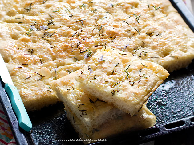 Focaccia in teglia alta e morbida - Una Famiglia in Cucina