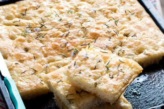 Focaccia morbida e alta - Ricetta Focaccia - Ricetta di Tavolartegusto