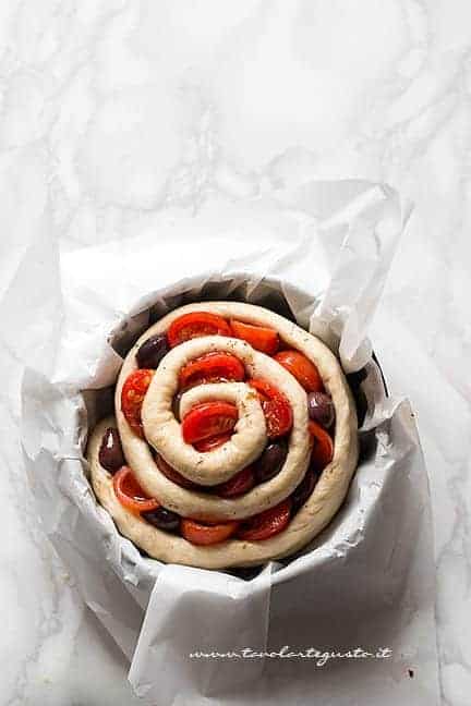 disporre la focaccia arrotolare a lievitare in teglia - Ricetta Focaccia arrotolata