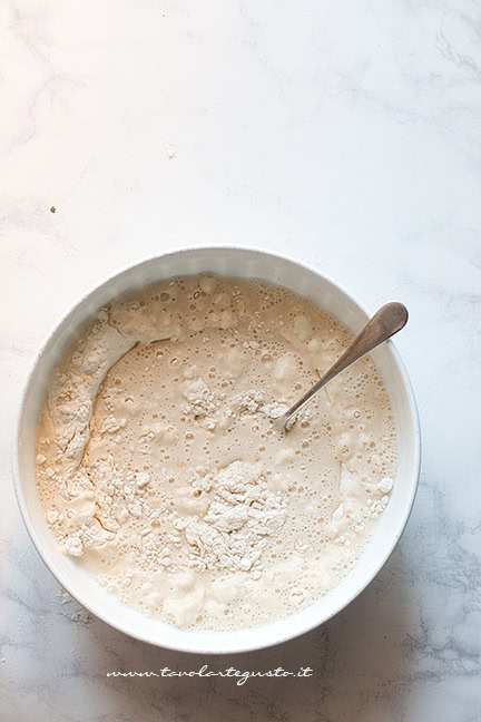mescolare insieme farina, acqua, lievito e sale - Ricetta Focaccia