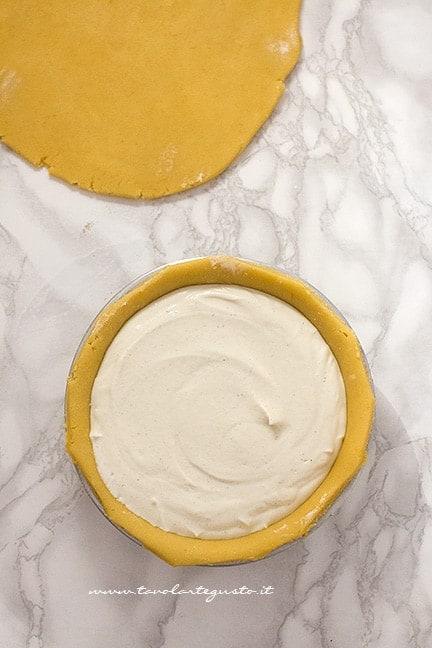 Aggiungere il ripieno nel guscio di pasta frolla - Ricetta Crostata di Ricotta