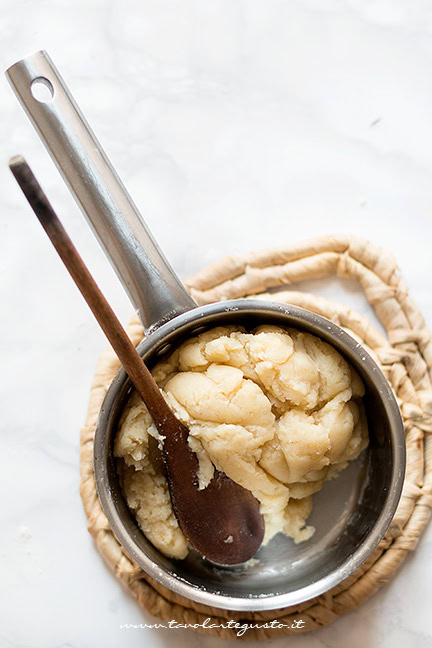 Aggiungere la farina e cuocere in pentola - Ricetta Pasta Choux - Bignè - Ricetta di Tavolartegusto