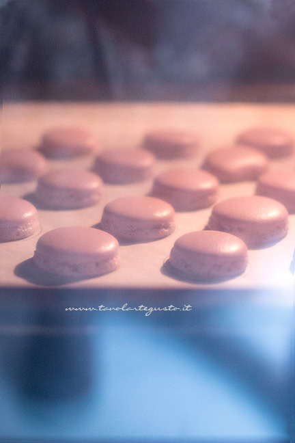 Collarino visibile dopo pochi minuti di cottura - Ricetta Macarons - Ricetta di Tavolartegusto