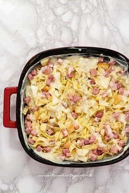 Condire la pasta con besciamella e formaggi - Ricetta Pasta al forno bianca