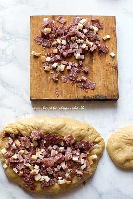 Farcire il babà salato con salumi - Ricetta babà rustico - Ricetta di Tavolartegusto