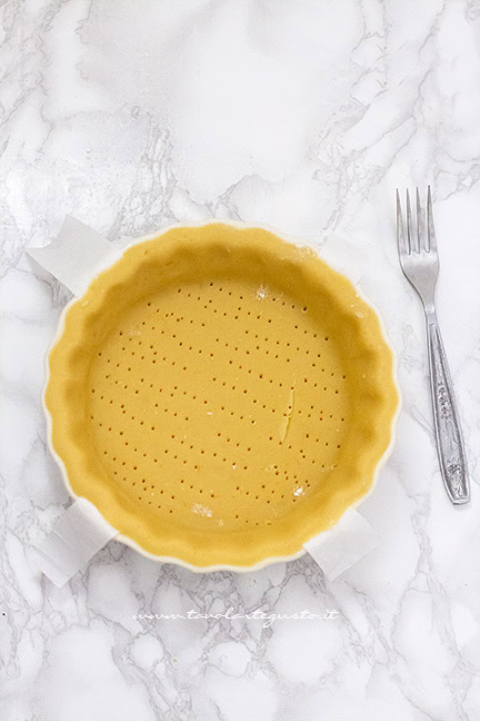 Foderare la tortiera con uno strato di pasta frolla - Ricetta Torta della nonna