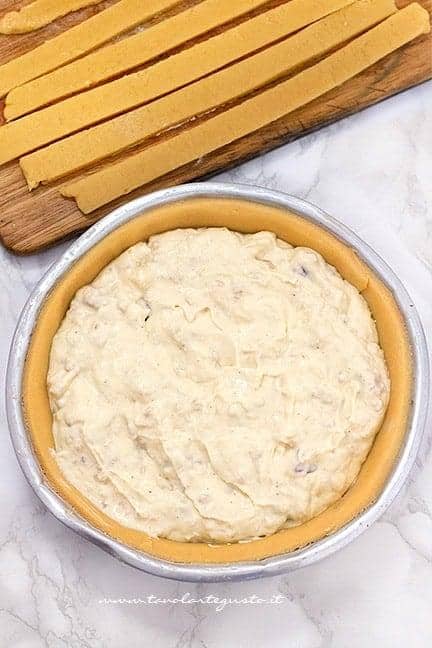 Inserire il ripieno nella pastiera rustica - Ricetta Pastiera Salata