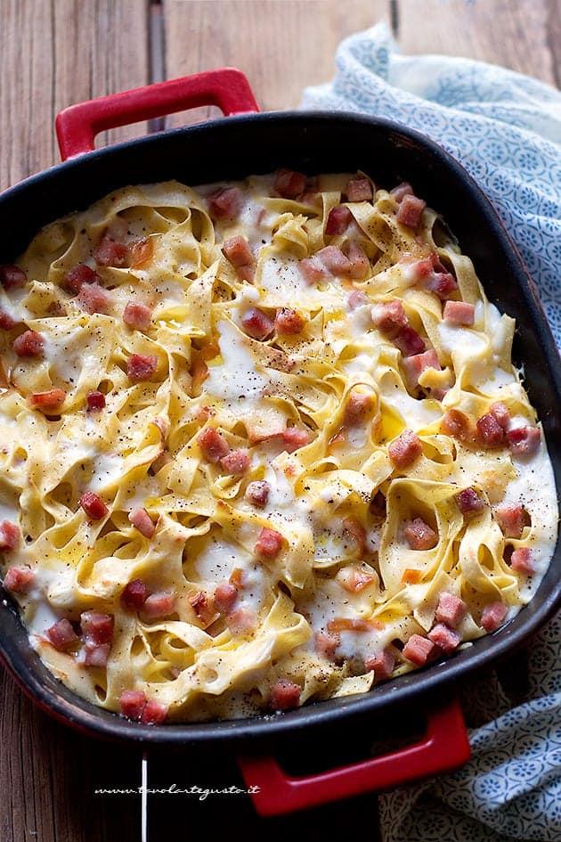 Pasta al forno bianca cremosa - Ricetta Pasta al forno bianca - Ricetta di Tavolartegusto