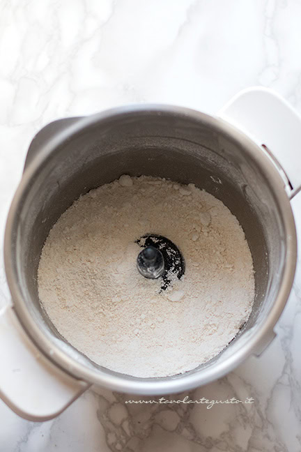 Polverizzare insieme farina di mandorle e zucchero a velo - Ricetta Macarons - Ricetta di Tavolartegusto