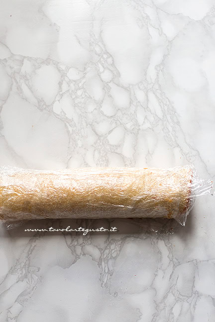Richiudere il rotolo e lasciar riposare - Ricetta Rotolo alla Nutella