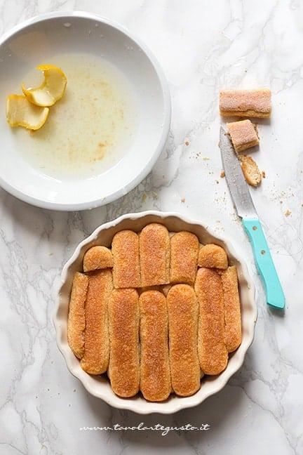 Ricoprire con uno strato di savoiardi - Ricetta Tiramisù al limone