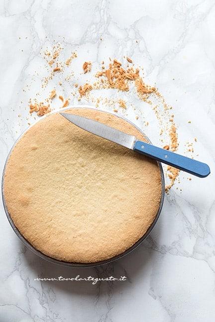 Rifinire i bordi prima di sformare - Ricetta Crostata di Ricotta
