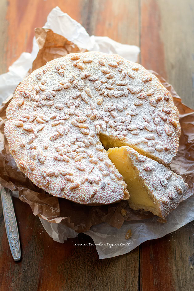 Torta della nonna: la Ricetta perfetta dal cuore cremoso