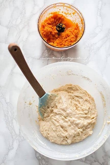 aggiungere la farina e poi le carote crude - Ricetta Torta di carote soffice e vegan