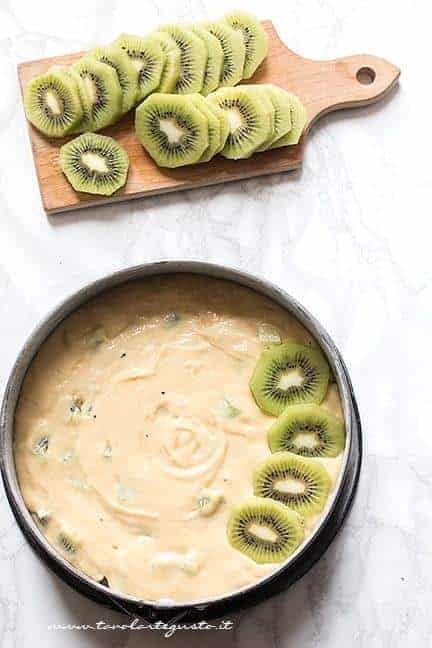 aggiungere le fettine di kiwi in superficie - Ricetta Torta al kiwi