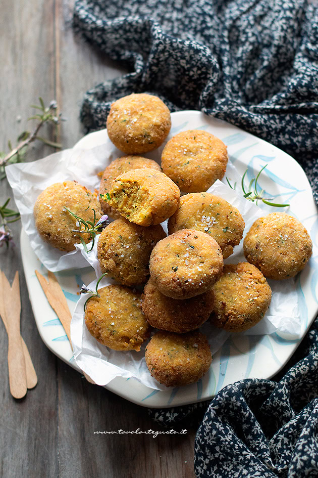 interno morbido delle polpette di ceci - Ricetta polpette di ceci vegan - Ricetta di Tavolartegusto