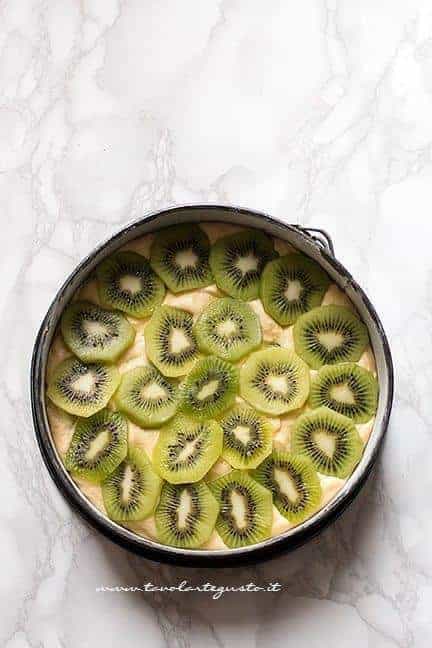 torta di kiwi pronta per essere infornata - Ricetta Torta al kiwi