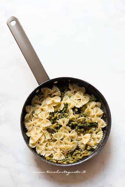 Aggiungere la pasta al sugo di asparagi - Ricetta Pasta con asparagi
