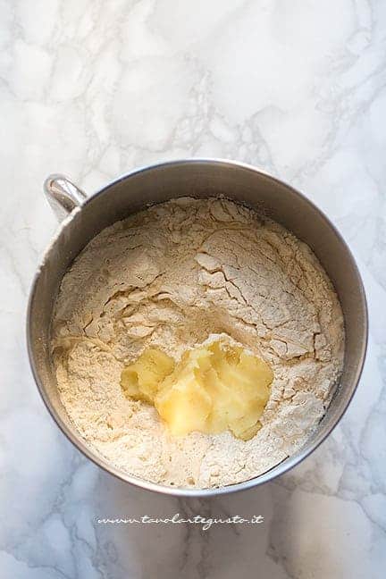 Focaccia Barese con Pomodorini (Ingredienti e Ricetta originale)