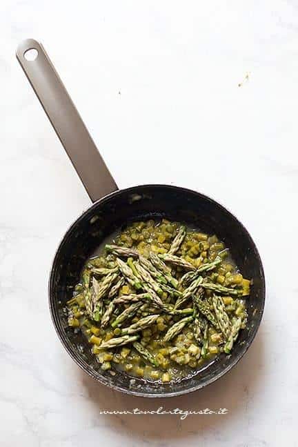 Aggiungere le punte di asparagi - Ricetta Pasta con asparagi