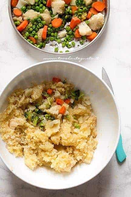 Aggiungere le verdure cotte al composto - Ricetta Hambuger di verdure - Hamburger vegetariani