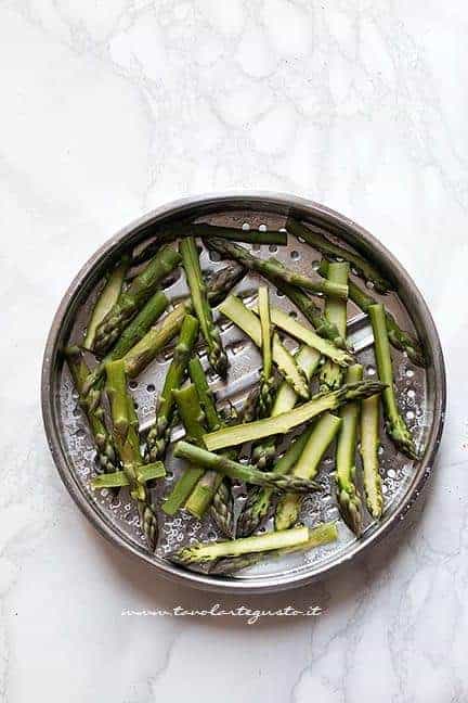 Asparagi tagliati - Ricetta pizza con asparagi