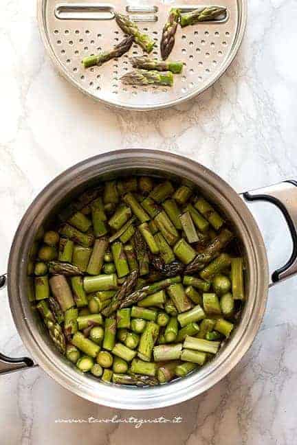 Cuocere le asparagi, patate e cipolla con brodo vegetale - Crema di asparagi