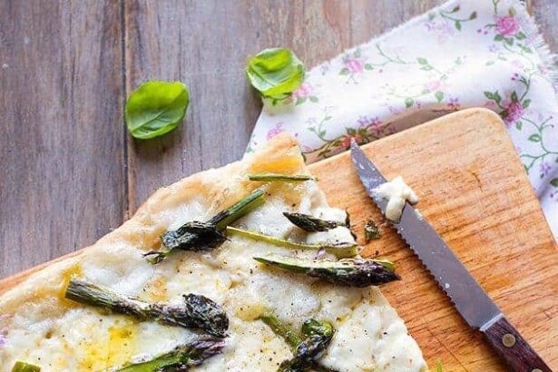 Fette di pizza agli asparagi - Ricetta pizza con asparagi