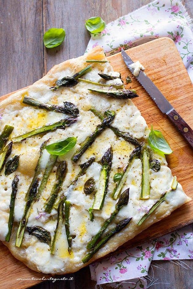 Fette di pizza agli asparagi - Ricetta pizza con asparagi