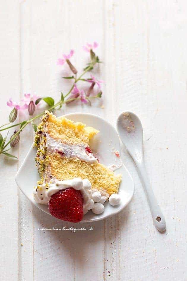 Fette soffici e morbide di Torta panna e fragole - Ricetta Torta panna e fragole