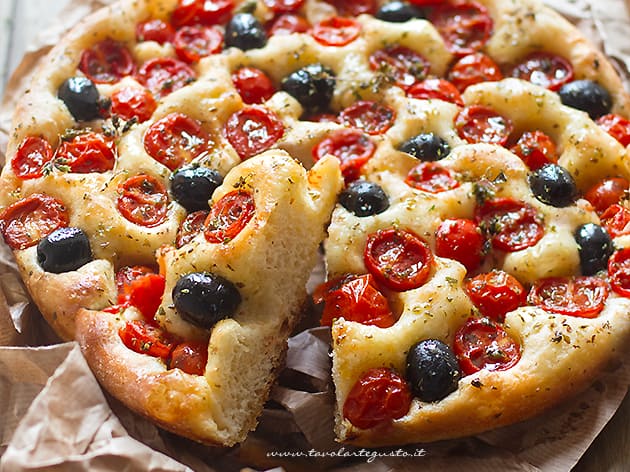 Focaccia Barese La Ricetta Originale Soffice Con Il Bordo Croccante