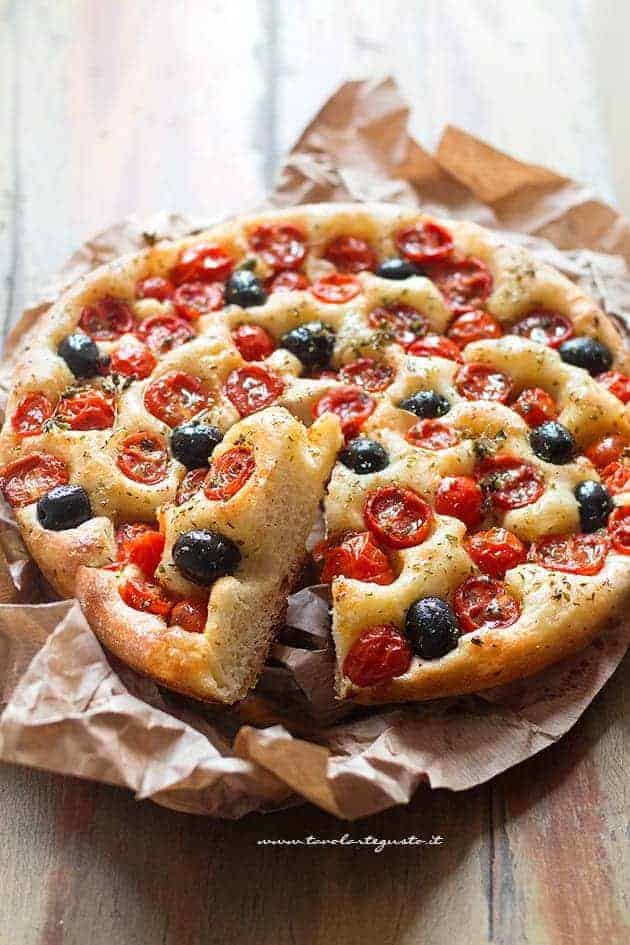 Focaccia Barese La Ricetta Originale Soffice Con Il Bordo Croccante