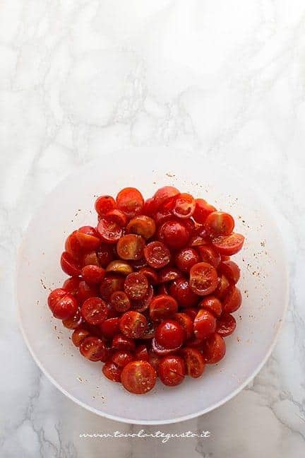 Insaporire i pomodorini - Ricetta Focaccia barese - Ricetta di Tavolartegusto