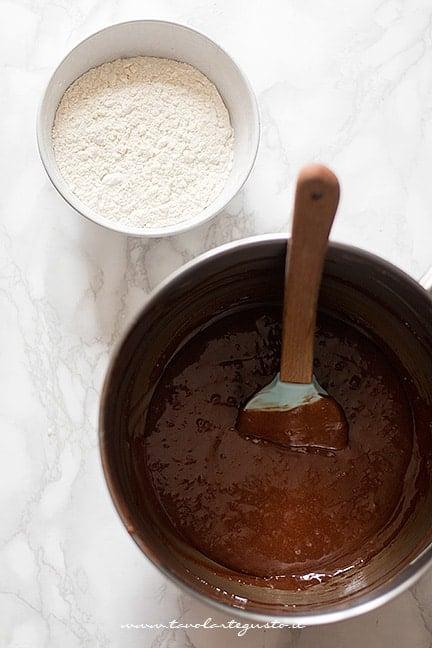 Inserire la farina all'impasto al cioccolato - Ricetta Plumcake al cioccolato